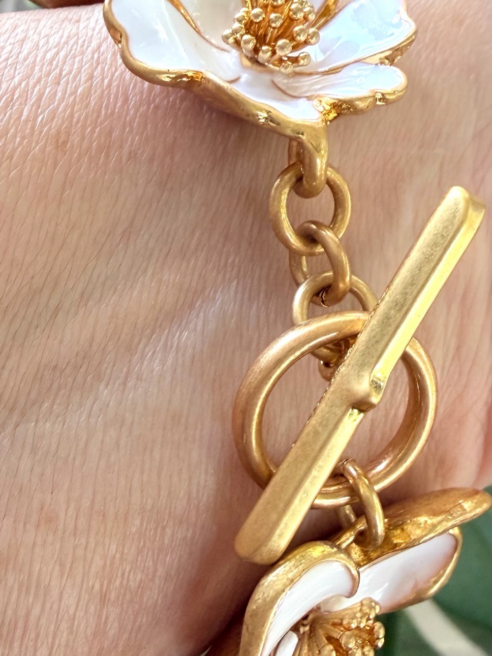 OSCAR DE LA RENTA White/Gold Enamel Flower Gardenia Bracelet Toggle / Signed - Picture 13 of 13